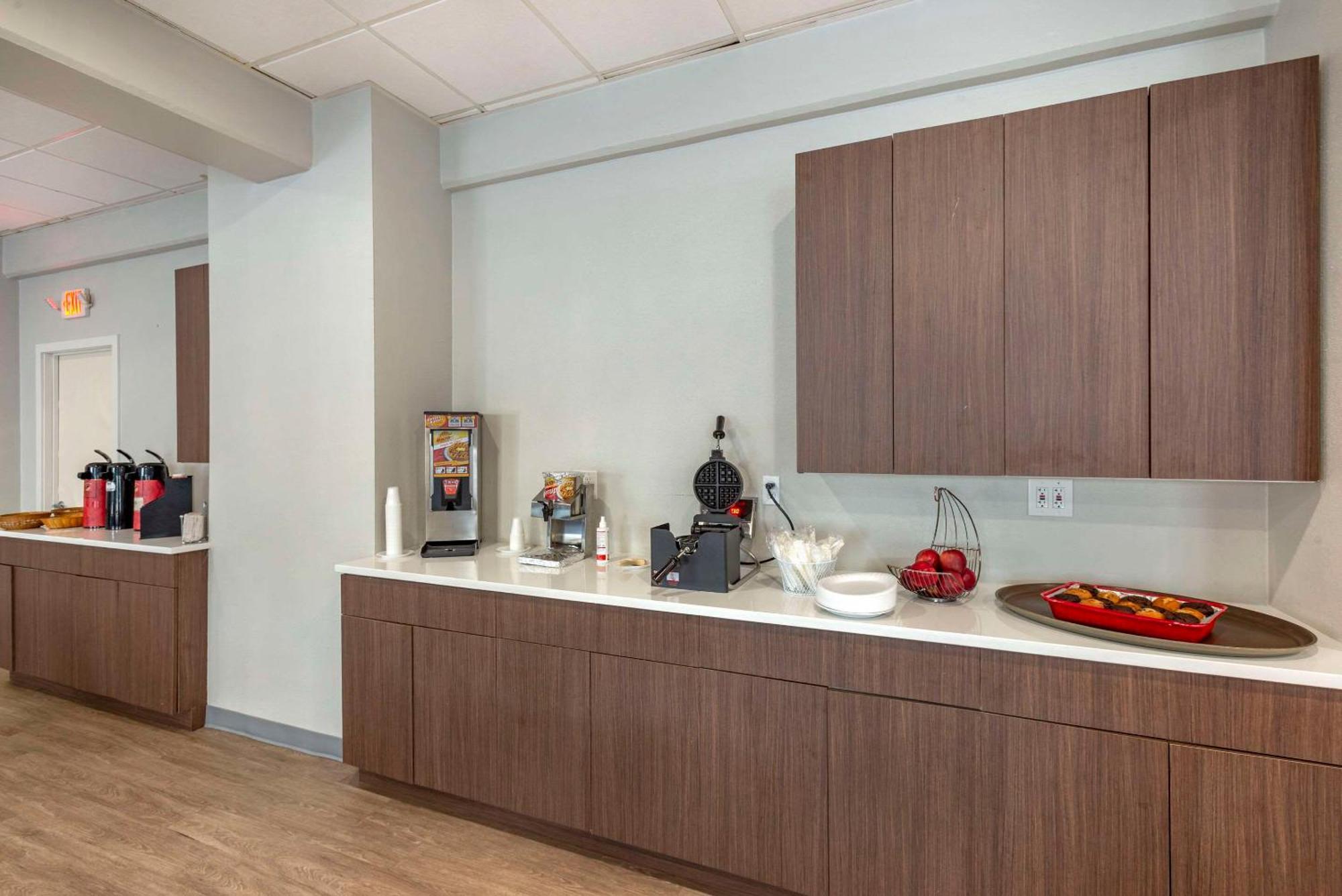 Comfort Inn Philadelphia International Airport West Честер Экстерьер фото
